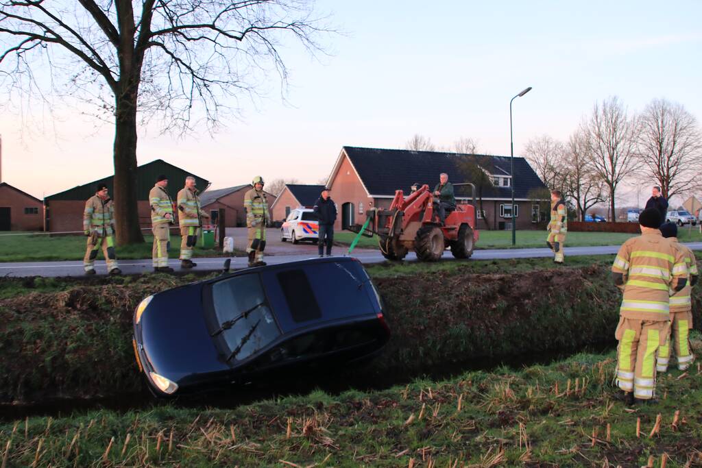 Auto belandt op de kop in sloot door spekgladde weg