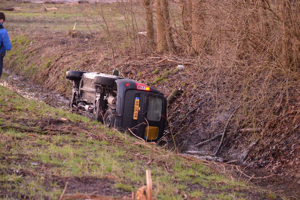 Bestelbus raakt van de weg belandt in sloot