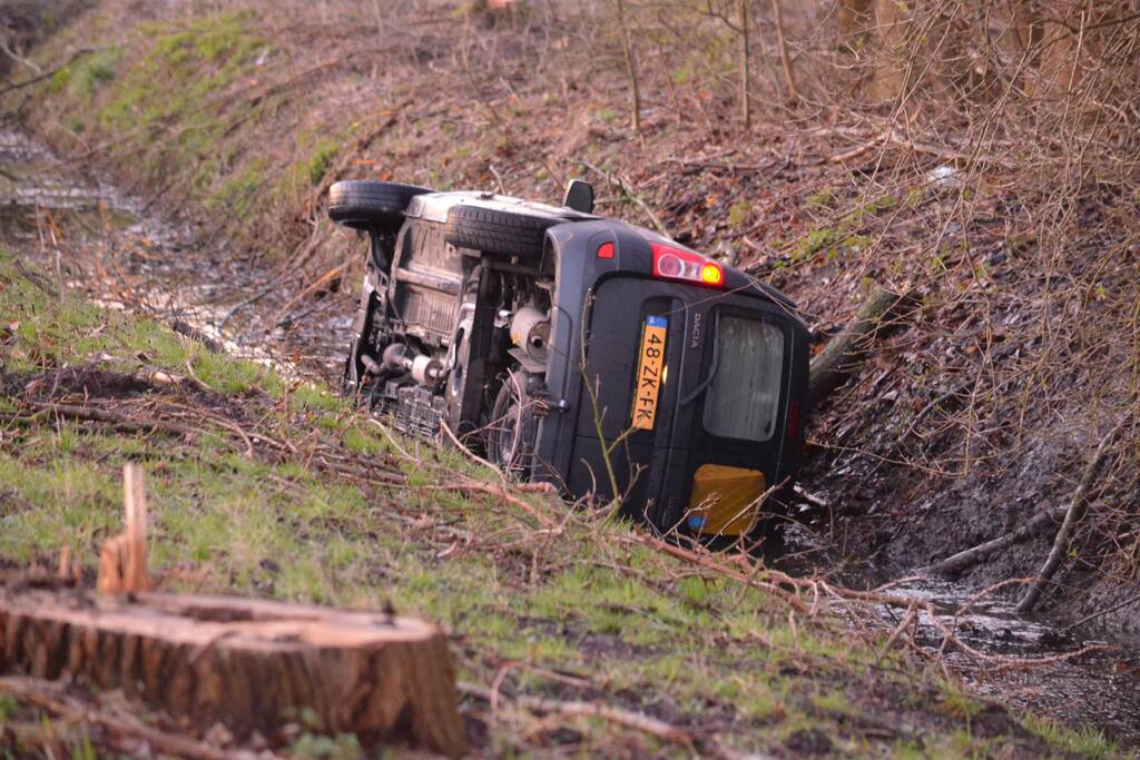 Bestelbus raakt van de weg belandt in sloot