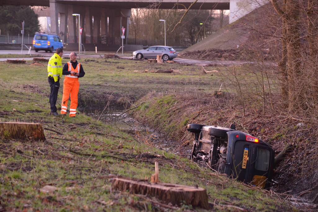 Bestelbus raakt van de weg belandt in sloot