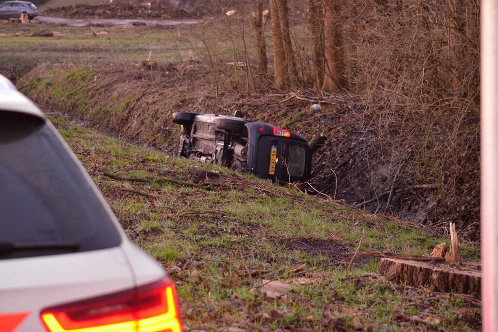 Bestelbus raakt van de weg belandt in sloot