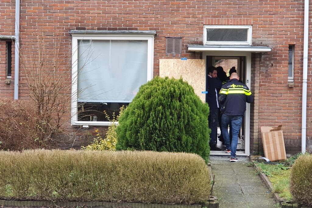 Recherche doet onderzoek naar drugslab in woning