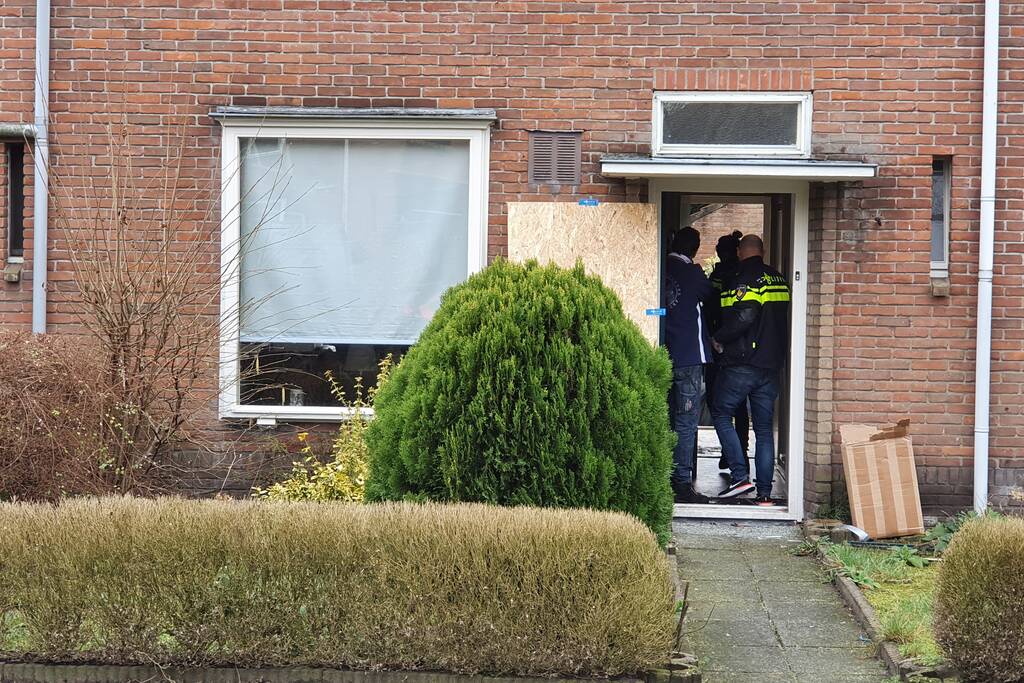 Recherche doet onderzoek naar drugslab in woning