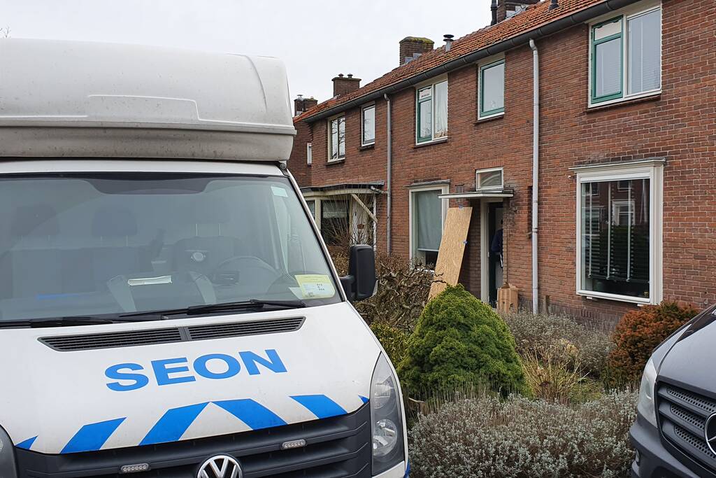 Recherche doet onderzoek naar drugslab in woning