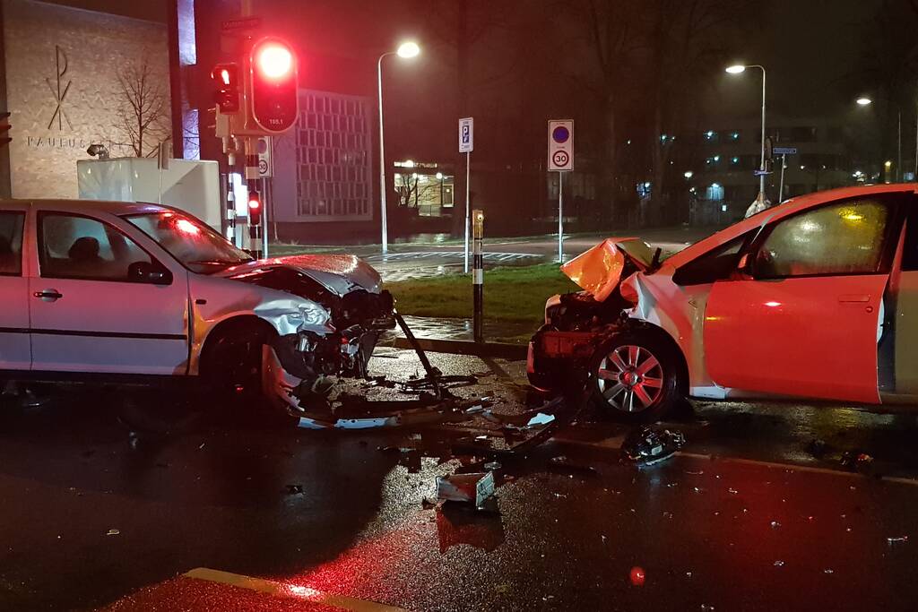 Forse schade na aanrijding met drie personenauto's