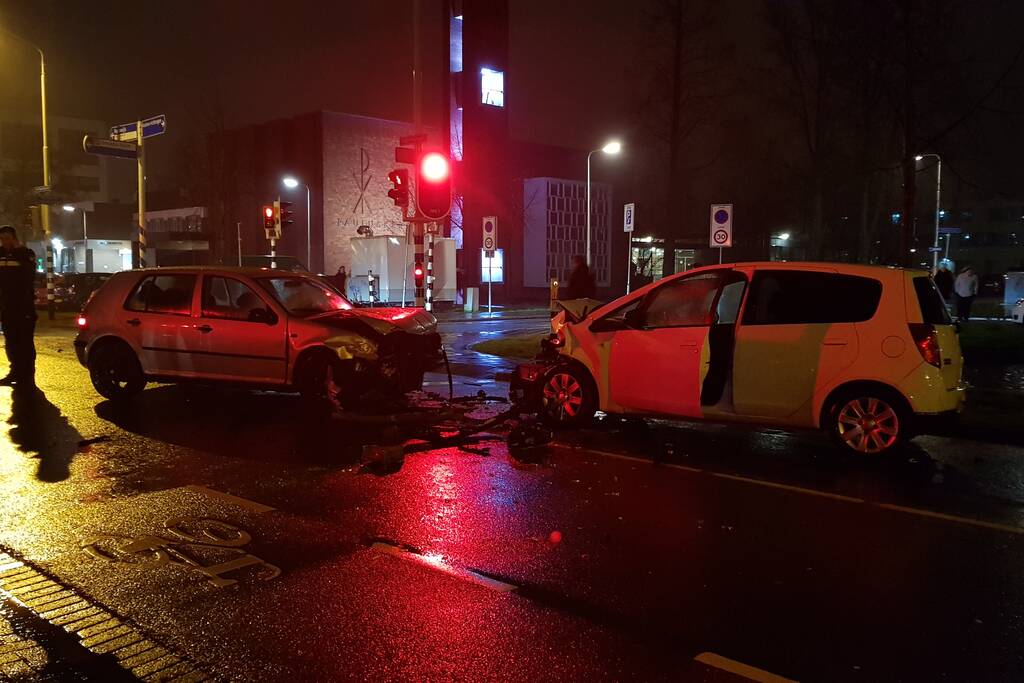 Forse schade na aanrijding met drie personenauto's
