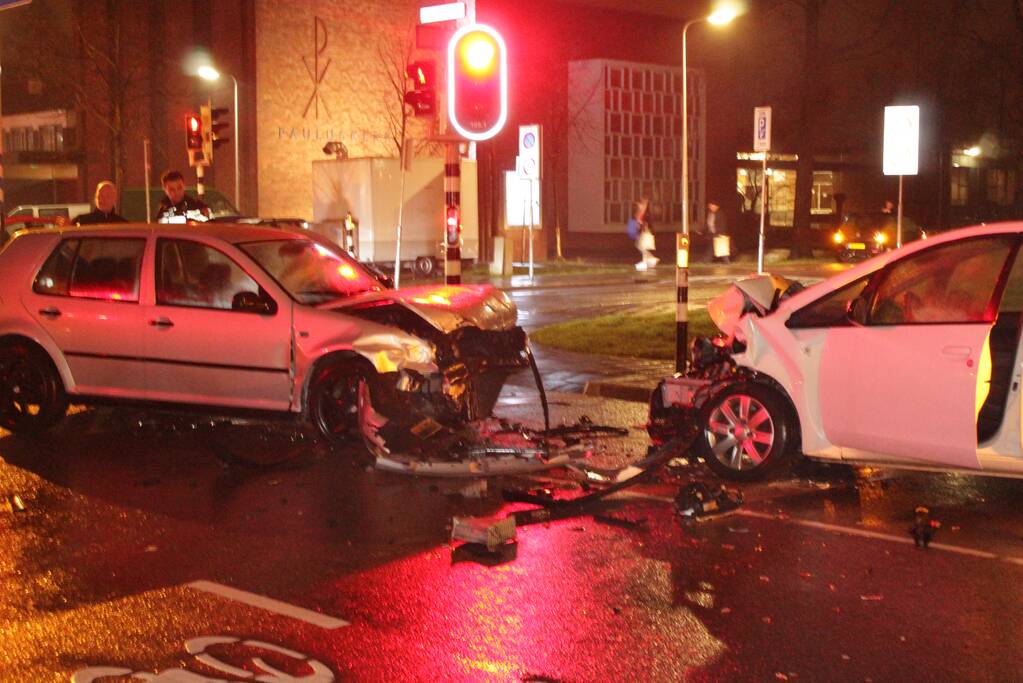Forse schade na aanrijding met drie personenauto's