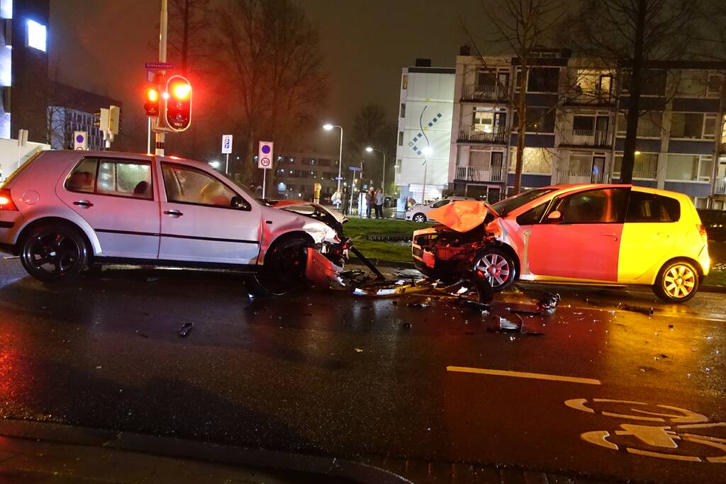Forse schade na aanrijding met drie personenauto's