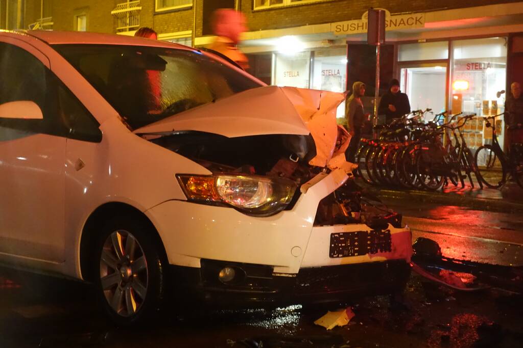 Forse schade na aanrijding met drie personenauto's