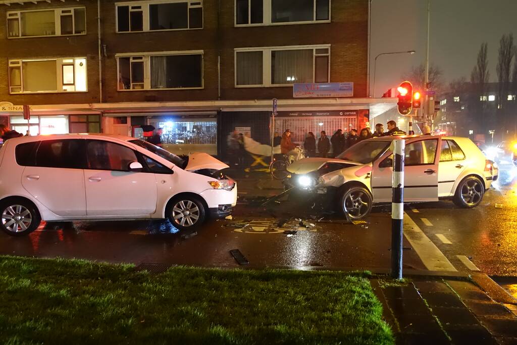 Forse schade na aanrijding met drie personenauto's