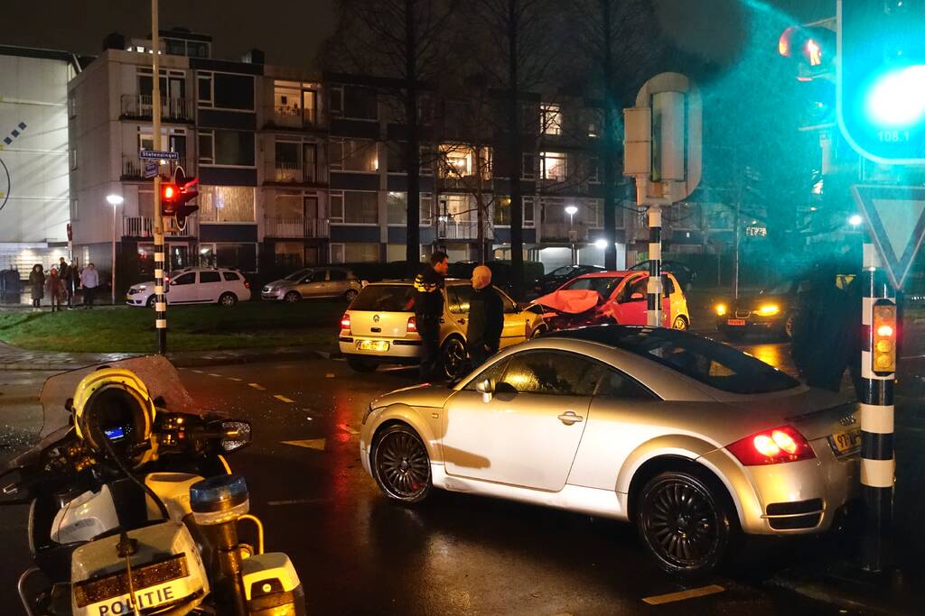 Forse schade na aanrijding met drie personenauto's