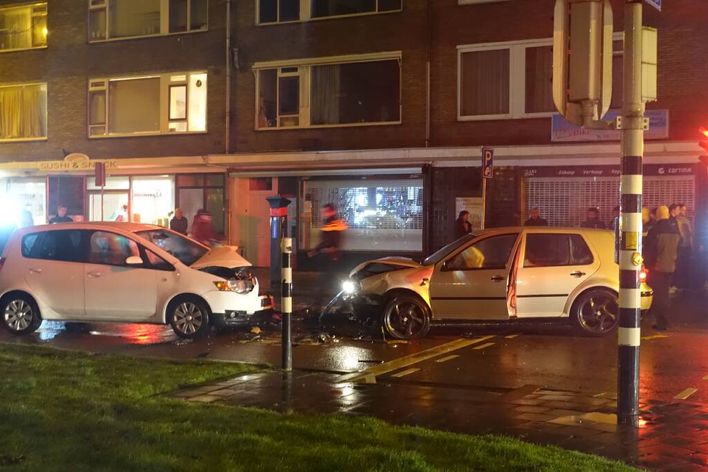 Forse schade na aanrijding met drie personenauto's