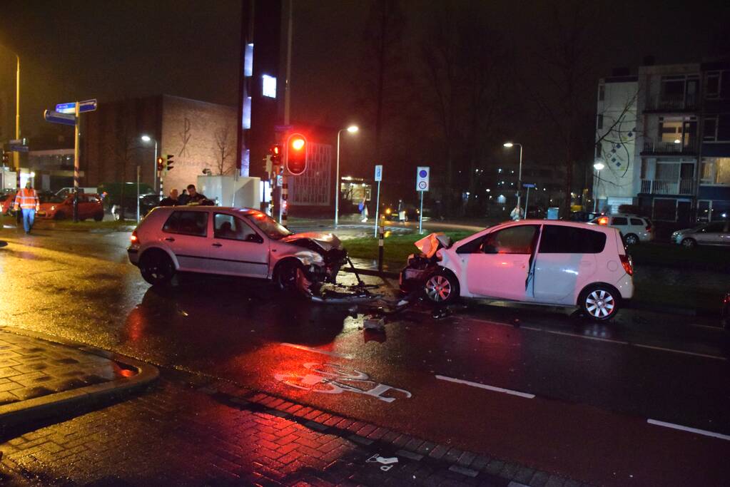 Forse schade na aanrijding met drie personenauto's
