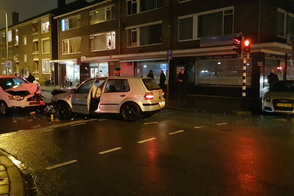 Forse schade na aanrijding met drie personenauto's