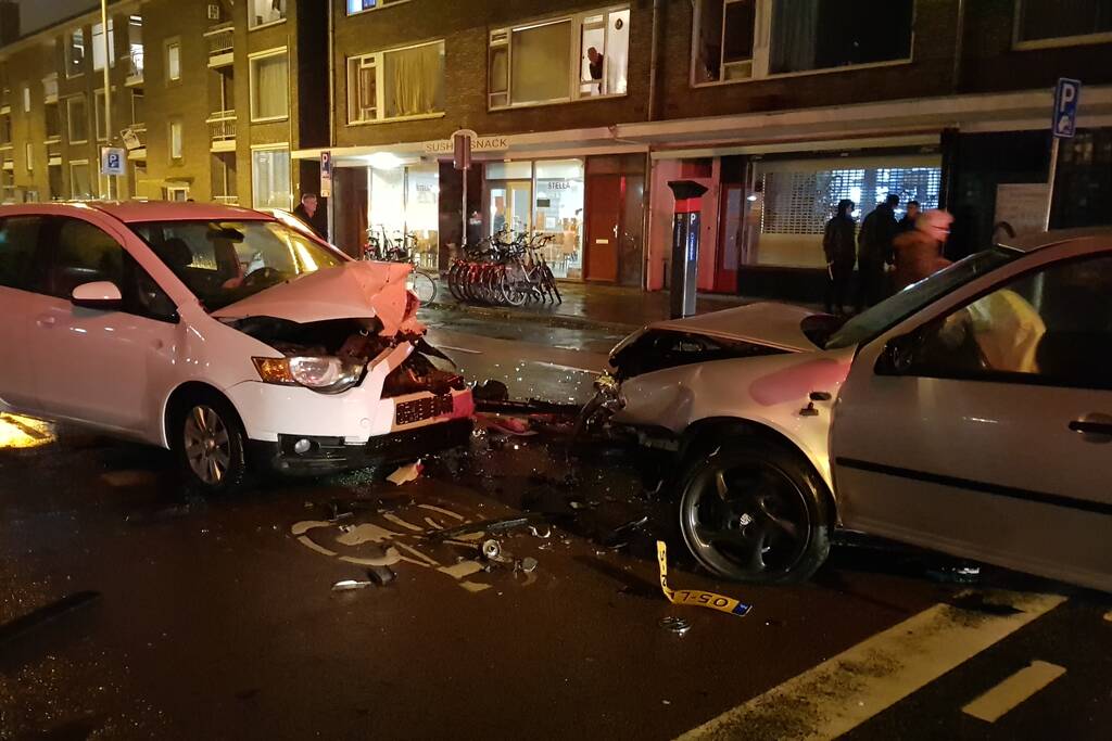 Forse schade na aanrijding met drie personenauto's