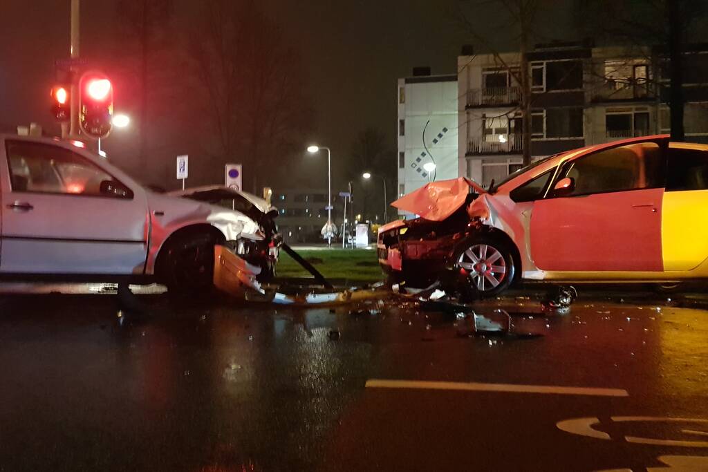 Forse schade na aanrijding met drie personenauto's