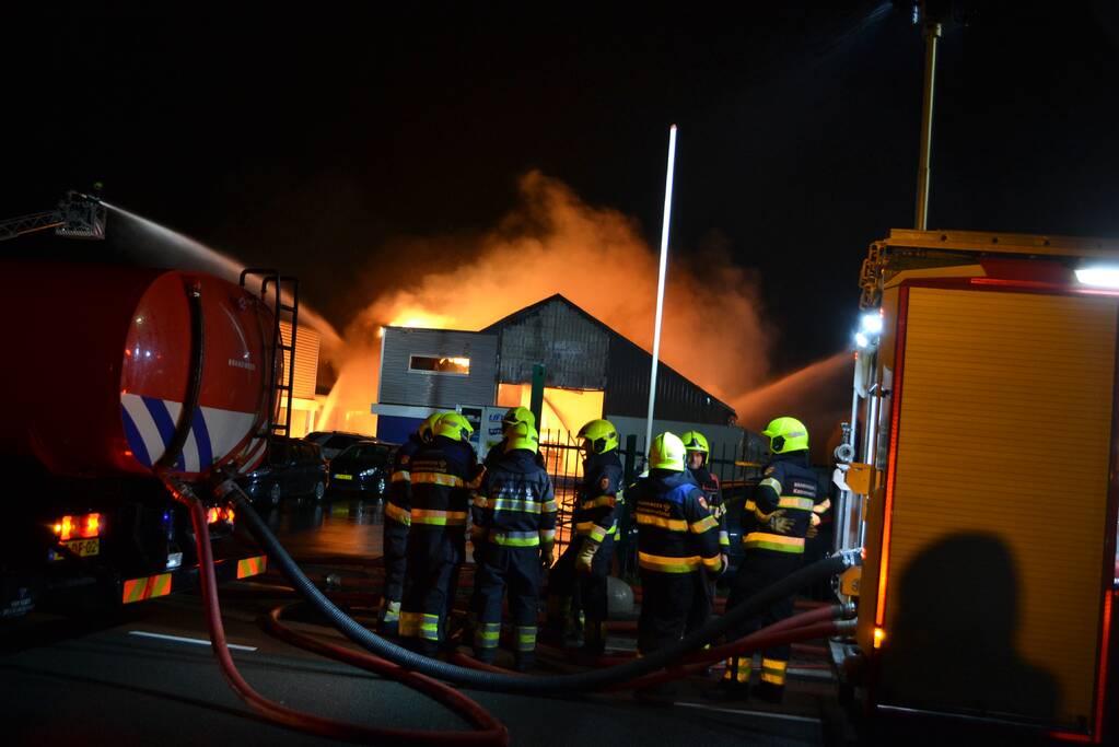 Grote brand in autobedrijf
