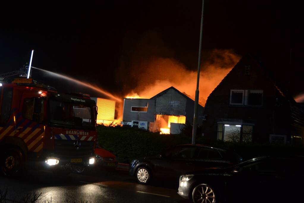 Grote brand in autobedrijf