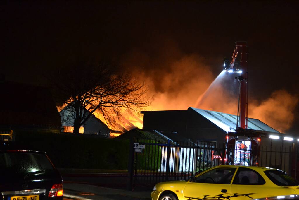 Grote brand in autobedrijf