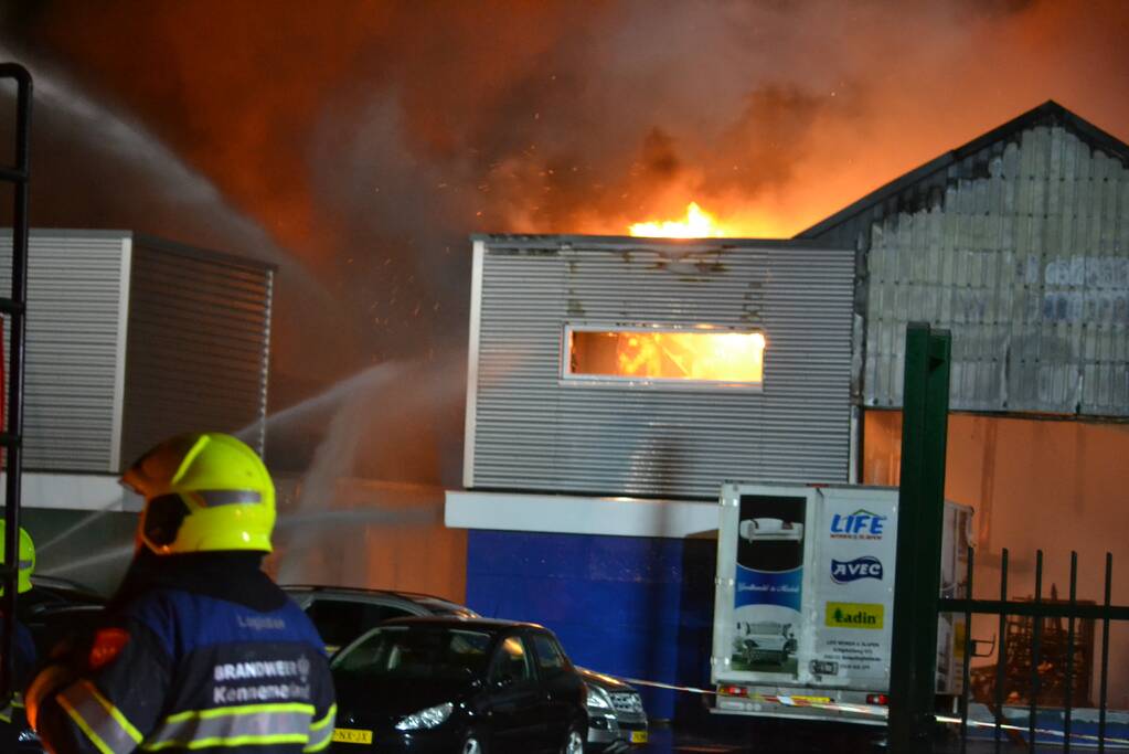 Grote brand in autobedrijf