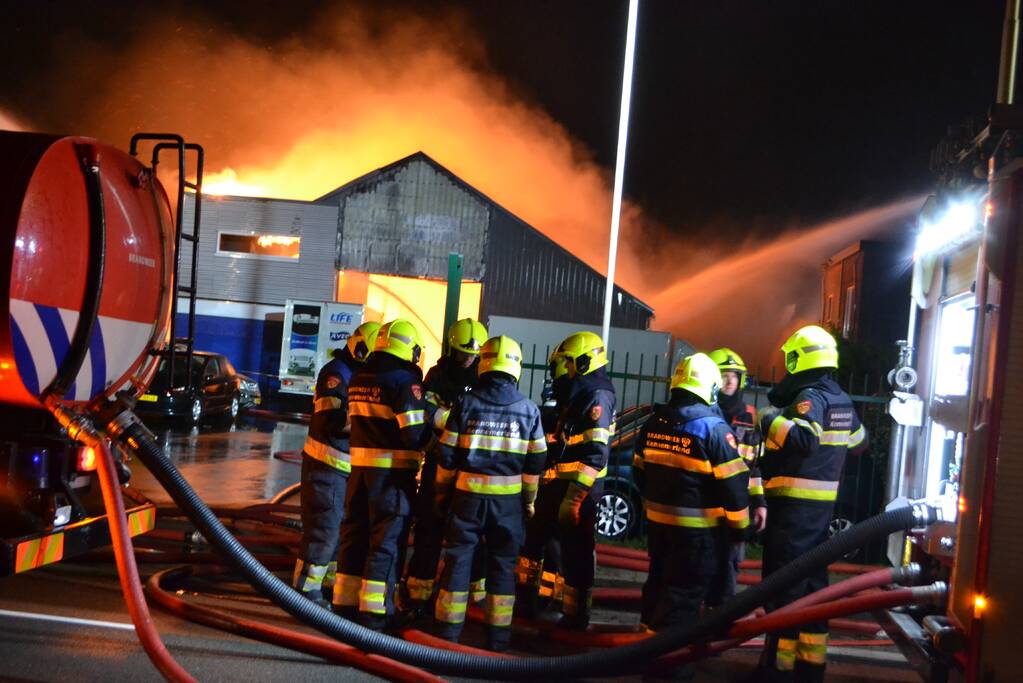 Grote brand in autobedrijf