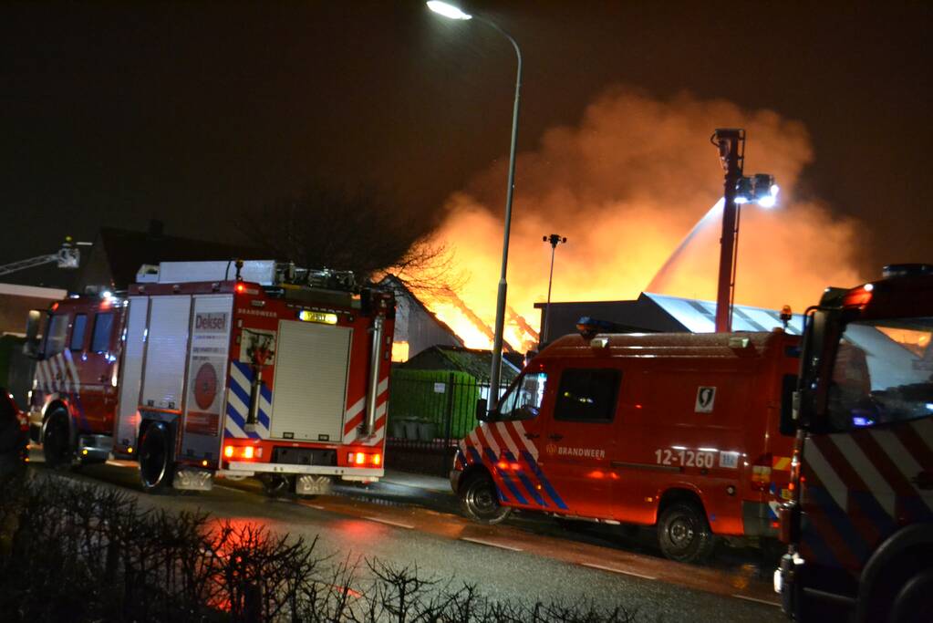 Grote brand in autobedrijf