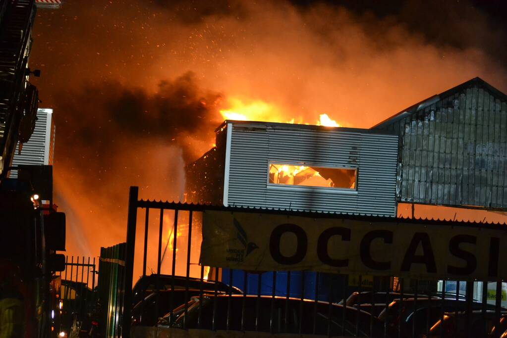 Grote brand in autobedrijf