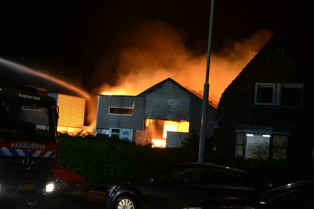 Grote brand in autobedrijf