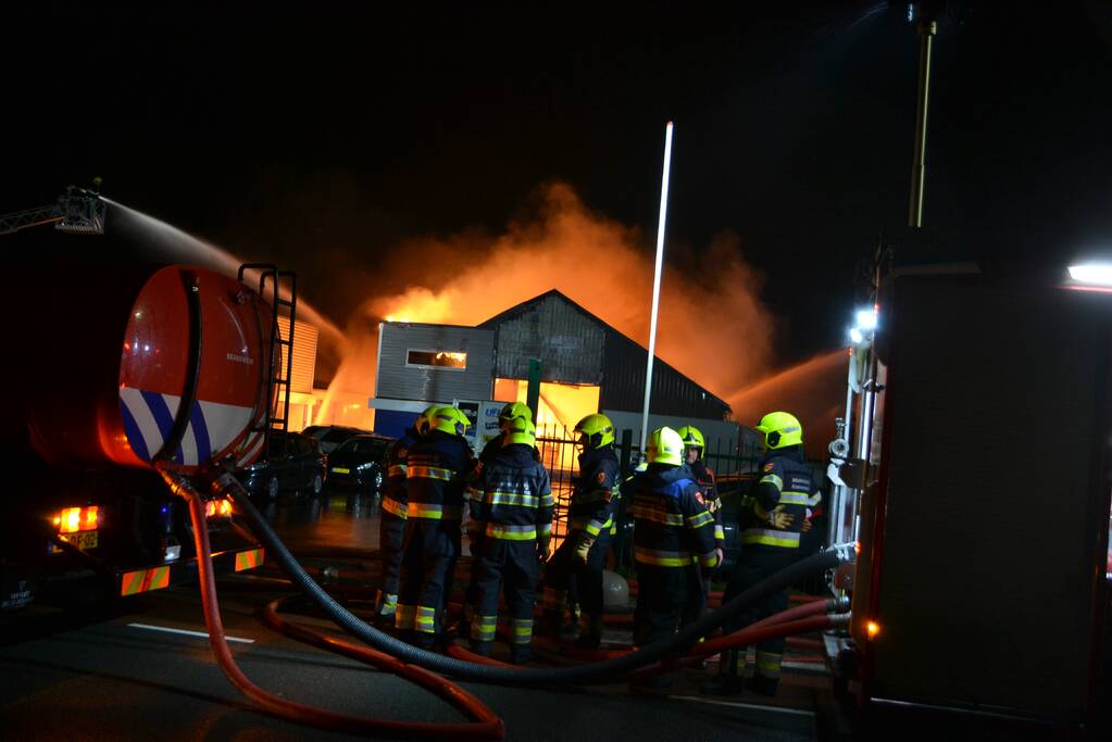 Grote brand in autobedrijf