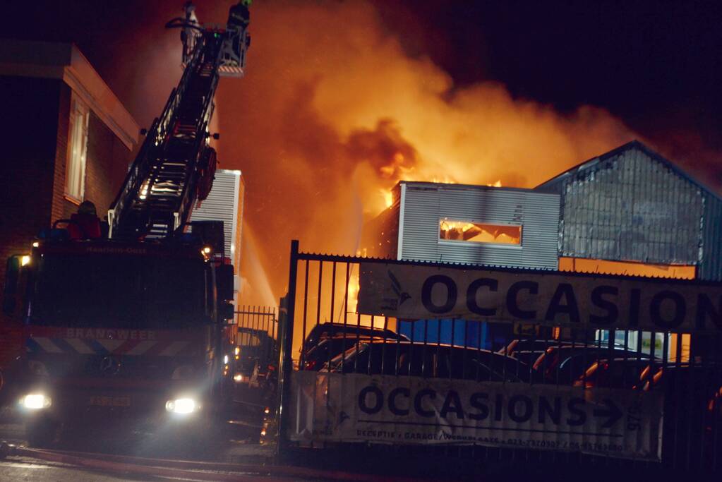 Grote brand in autobedrijf