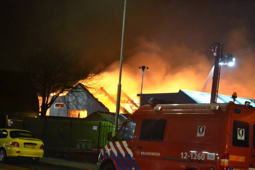 Grote brand in autobedrijf