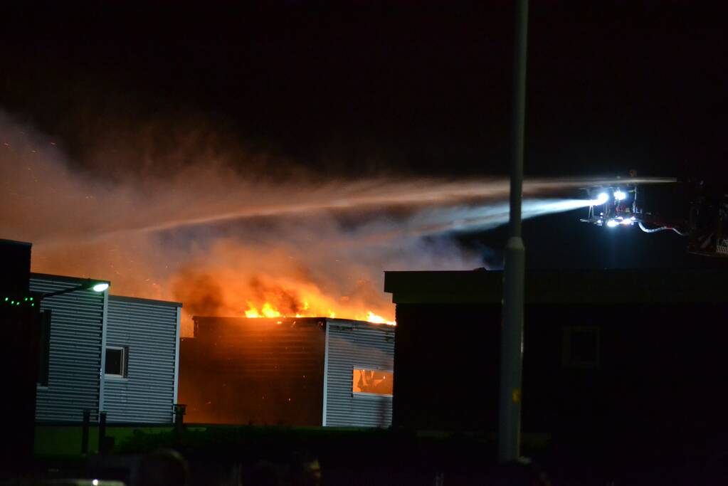 Grote brand in autobedrijf