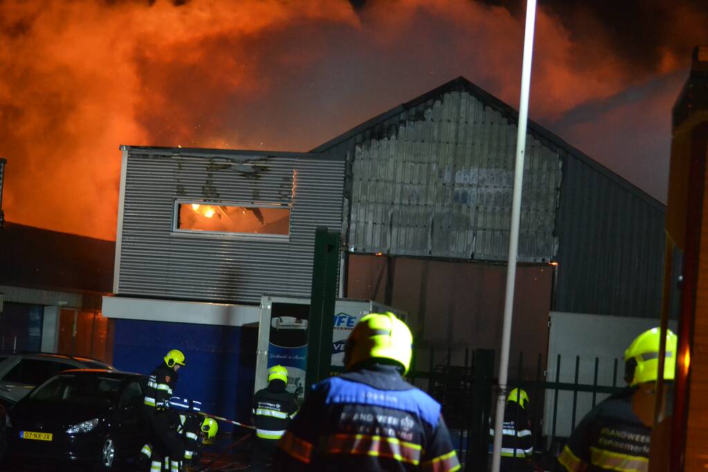 Grote brand in autobedrijf