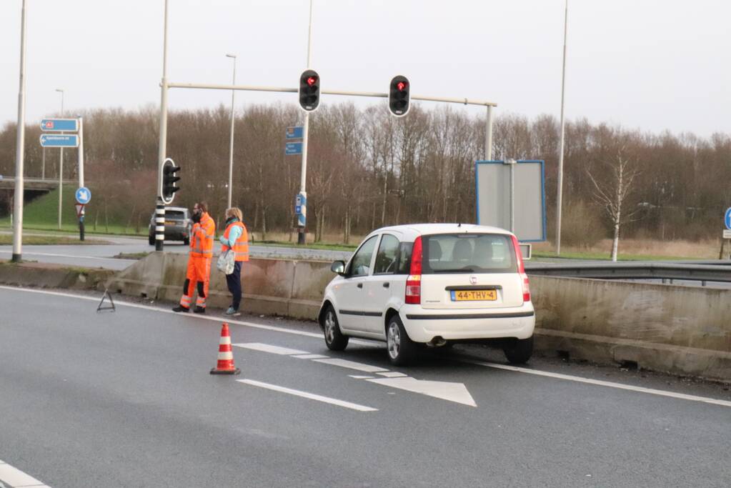 Auto vliegt uit de beruchte bocht