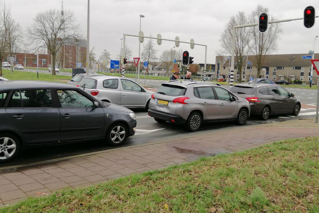 Schade bij kop-staart botsing voor stoplicht