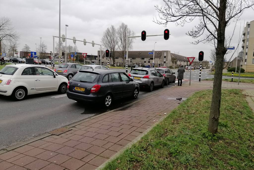 Schade bij kop-staart botsing voor stoplicht