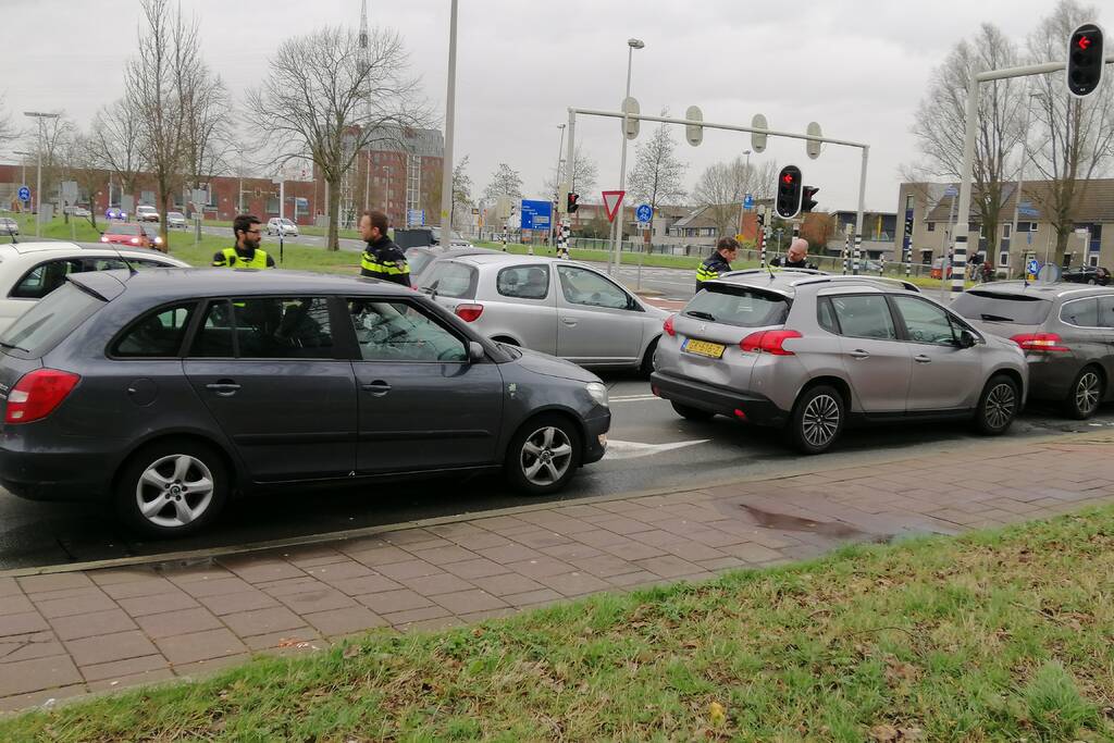 Schade bij kop-staart botsing voor stoplicht