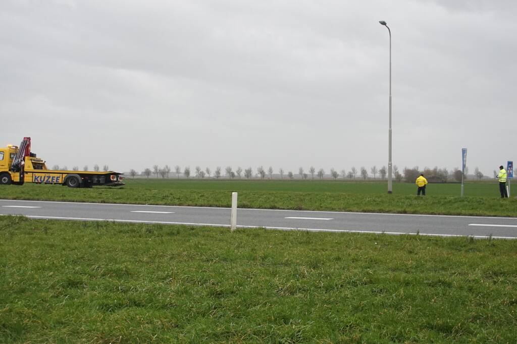 Auto belandt ondersteboven in sloot