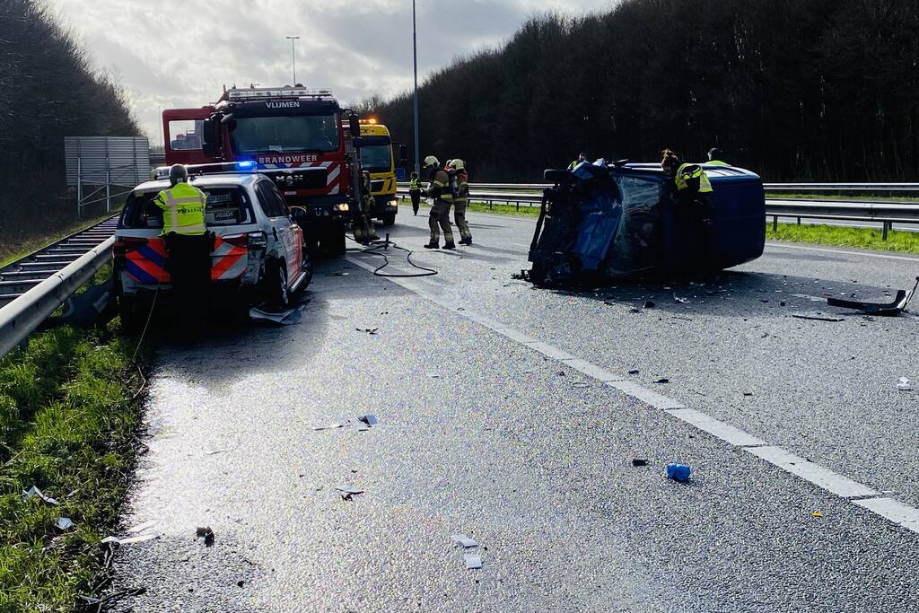 Politieauto beschadigd na zwaar ongeval