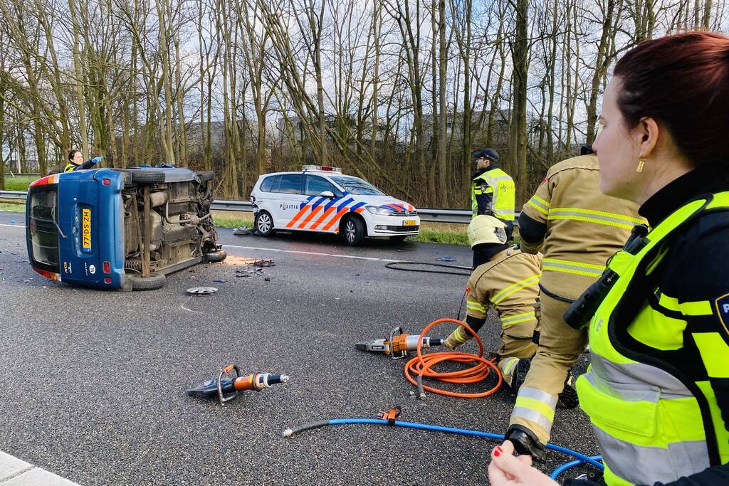 Politieauto beschadigd na zwaar ongeval