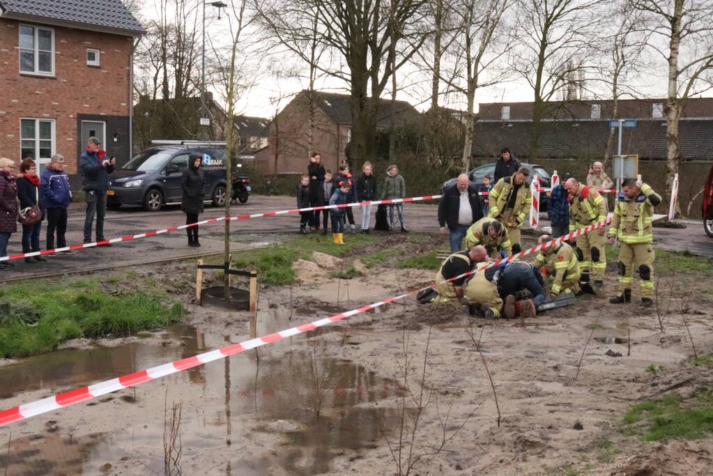 Jongen komt vast te zitten in drijfzand