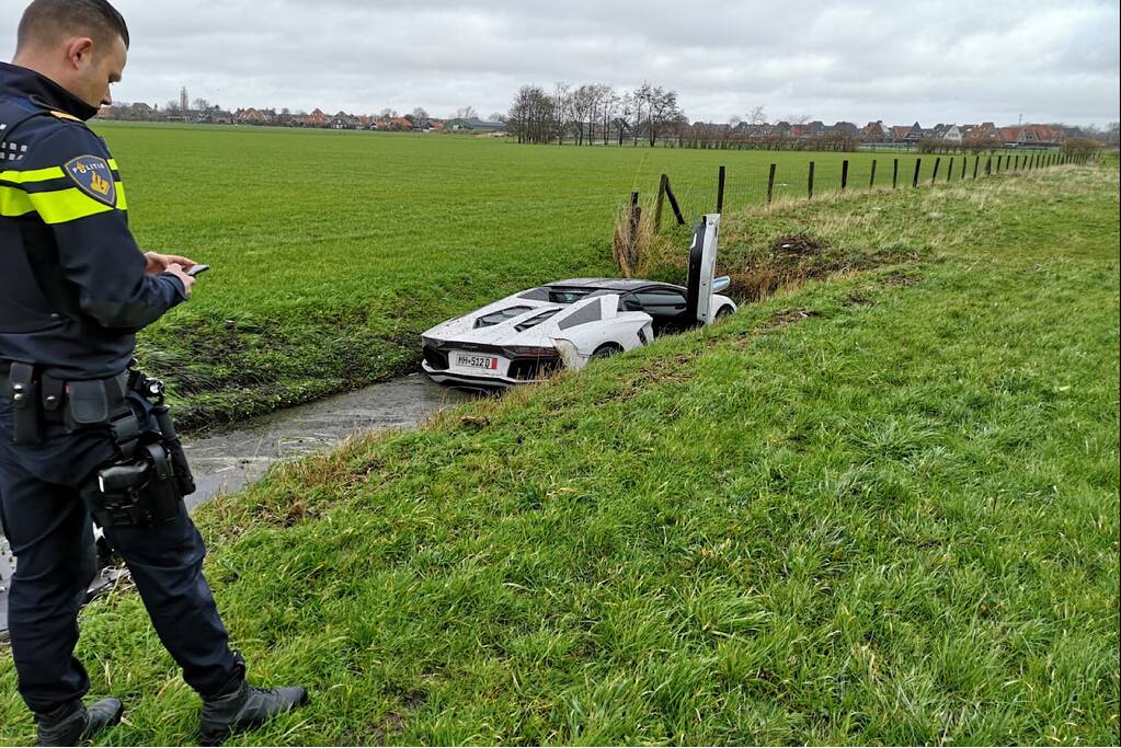 Lamborghini trouwstoet belandt in sloot, bestuurder vlucht