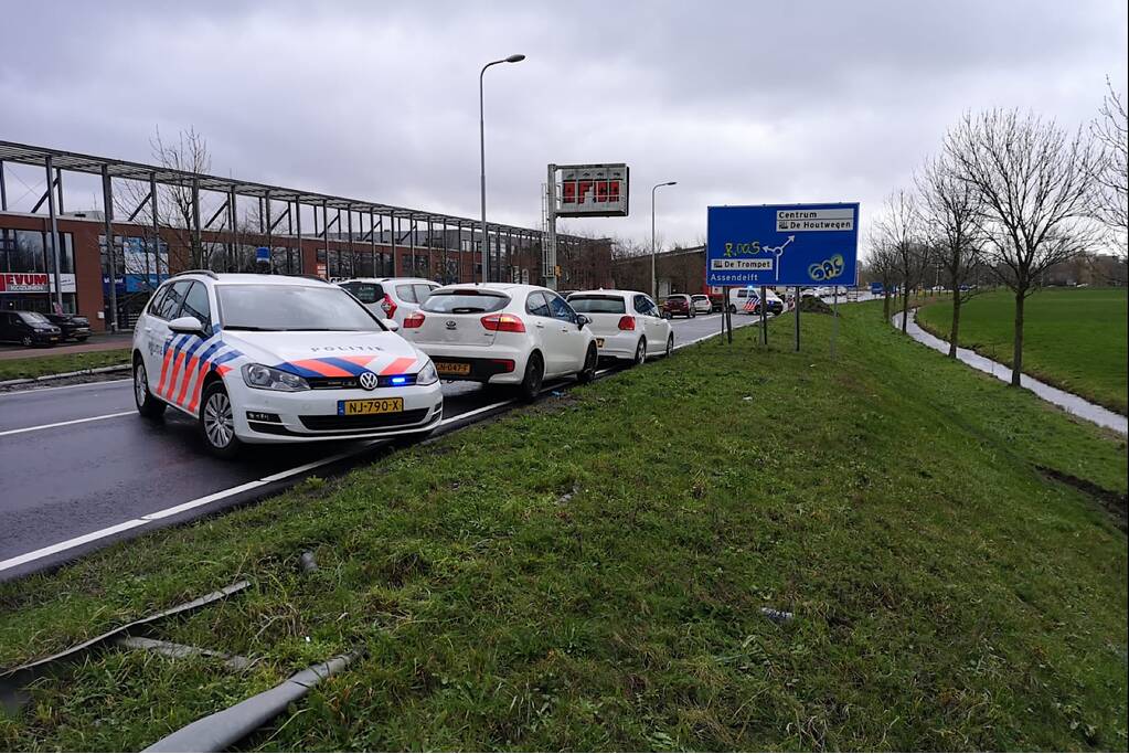 Lamborghini trouwstoet belandt in sloot, bestuurder vlucht