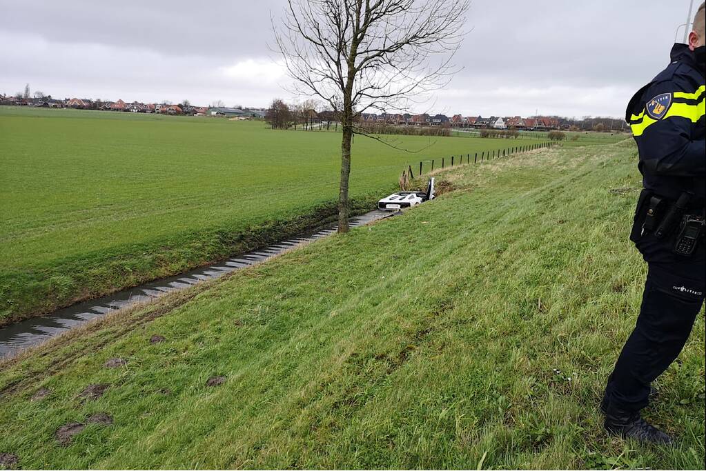 Lamborghini trouwstoet belandt in sloot, bestuurder vlucht