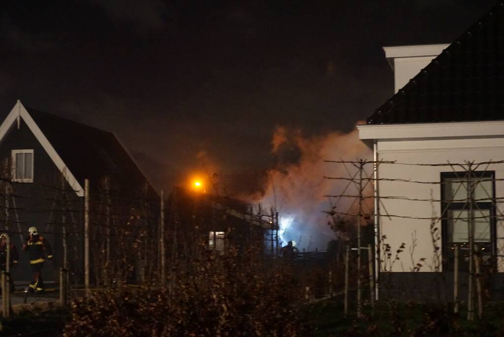 Uitslaande brand in schuur naast woning