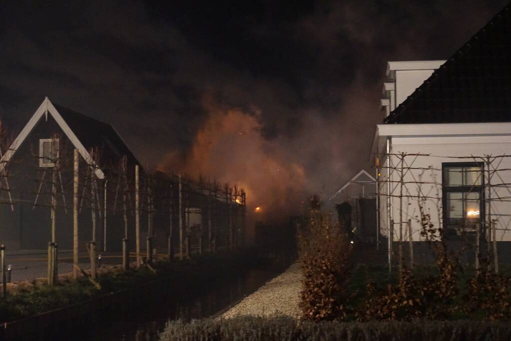 Uitslaande brand in schuur naast woning