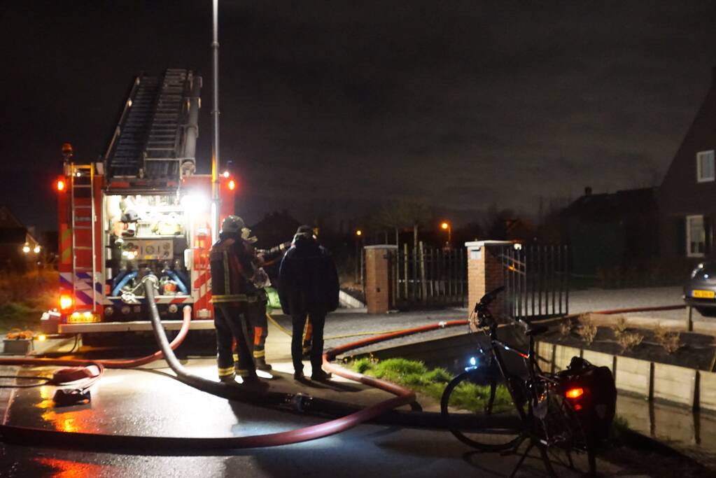 Uitslaande brand in schuur naast woning
