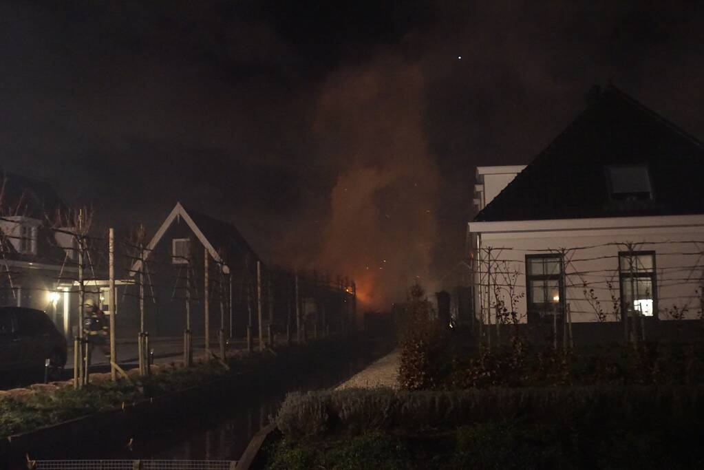 Uitslaande brand in schuur naast woning