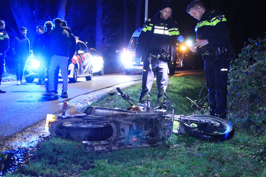 Motorrijder zwaargewond na botsing op bomen