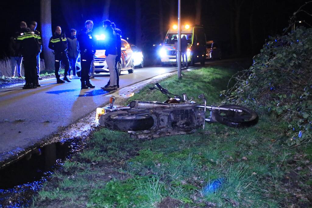 Motorrijder zwaargewond na botsing op bomen